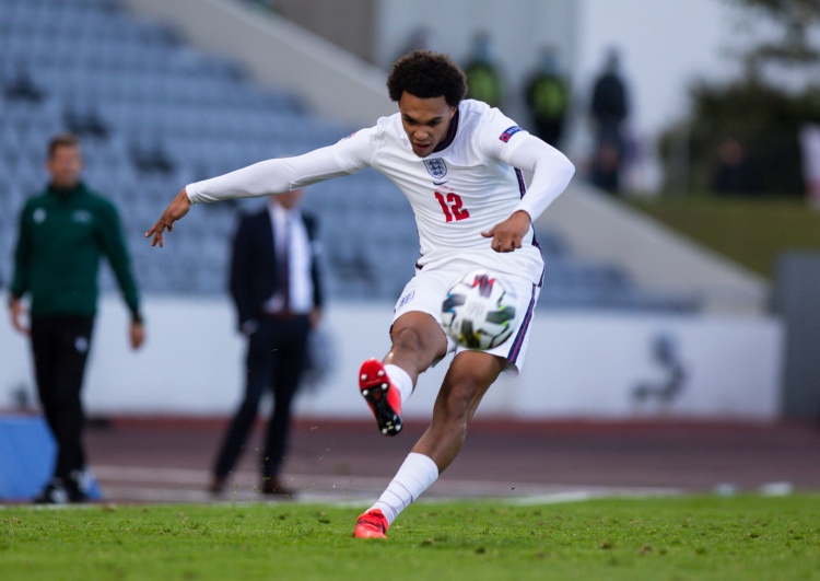 近3个赛季五大联赛英格兰右后卫创造机会榜：阿诺德132次居首